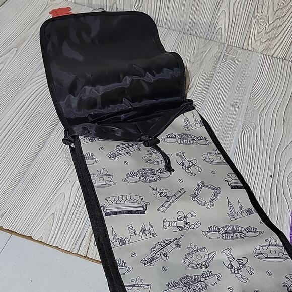 CultureFly Friends Official Foldable Backpack, New - Picture 5 of 9